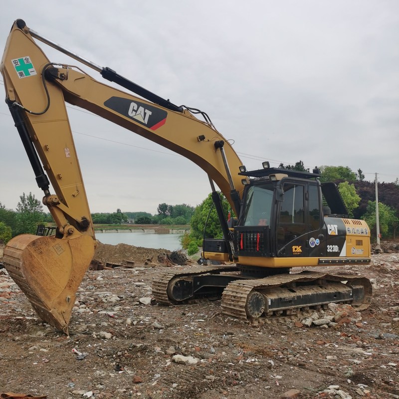 오래된 굴삭기 CAT 323DL 중고 굴착기 23톤 110kw, 1.2m3 버킷 포함