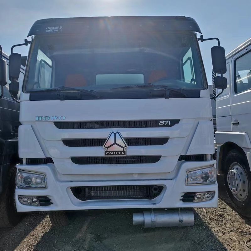 시노트룩 호우 371 오일 트럭 탱커 2000L 8x4 중고 연료 배달
