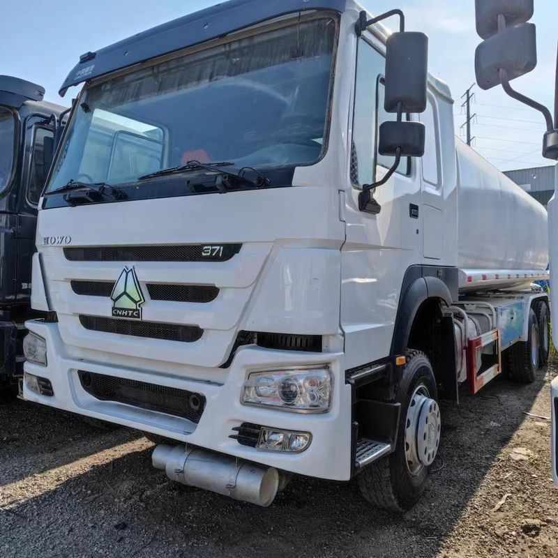 시노트룩 호우 371 오일 트럭 탱커 2000L 8x4 중고 연료 배달