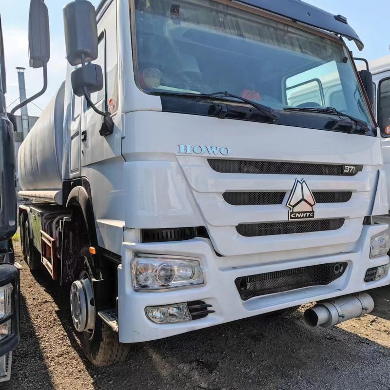 시노트룩 호우 371 오일 트럭 탱커 2000L 8x4 중고 연료 배달