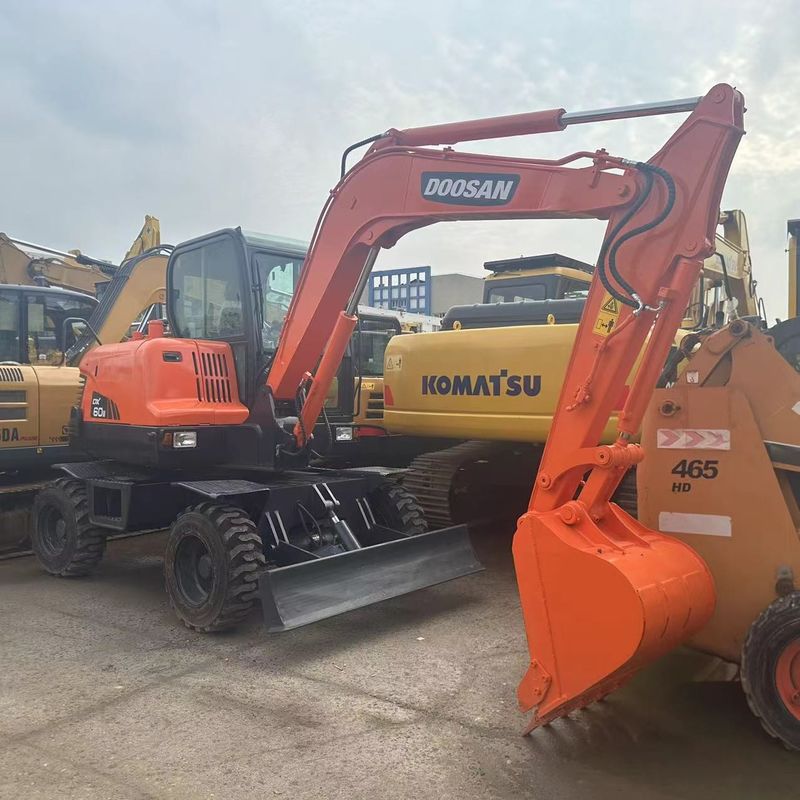 사용 된 Doosan Digger DX60W 중고 6톤 소형 미니 휠 발굴기