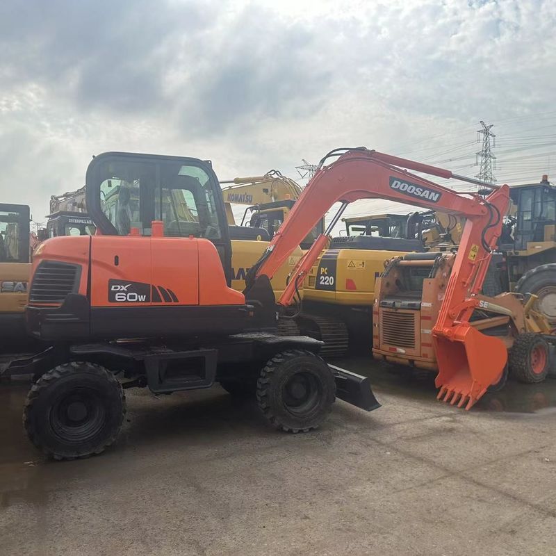 사용 된 Doosan Digger DX60W 중고 6톤 소형 미니 휠 발굴기