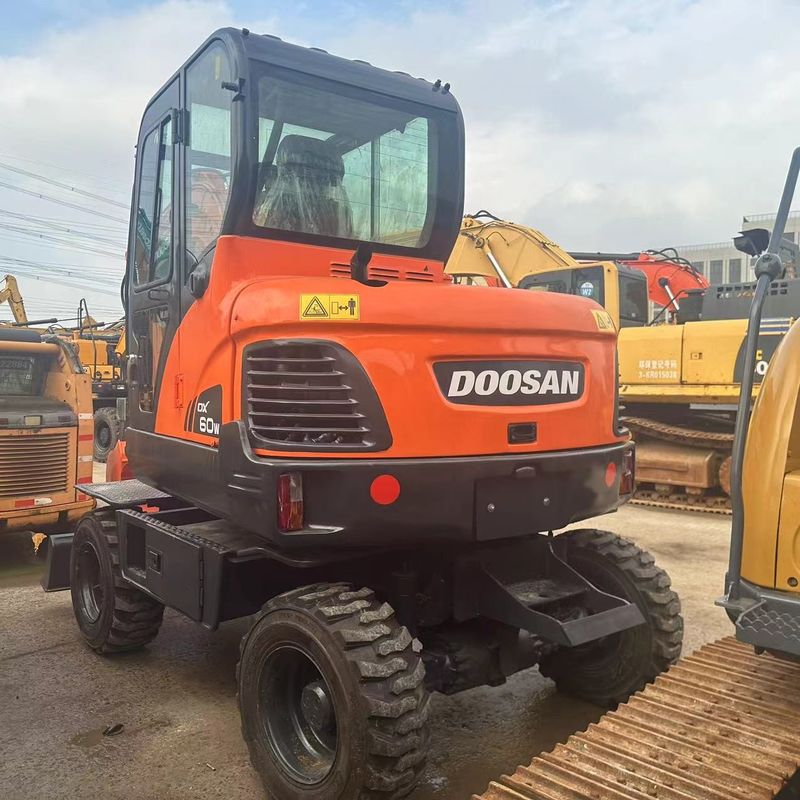 사용 된 Doosan Digger DX60W 중고 6톤 소형 미니 휠 발굴기