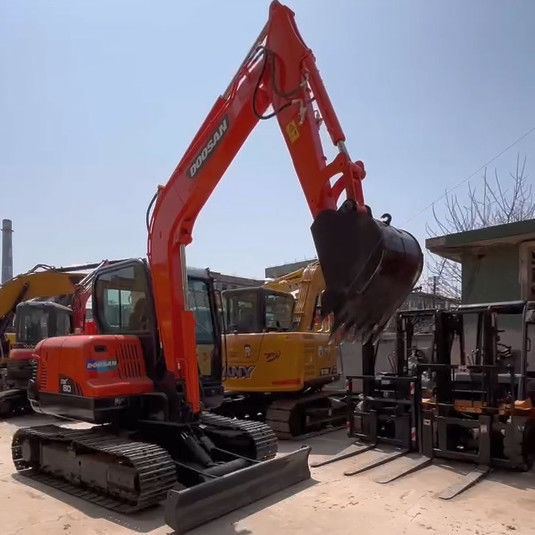 중고용 Doosan DX60 소규모 작업용 6톤 미니 트랙 발굴기