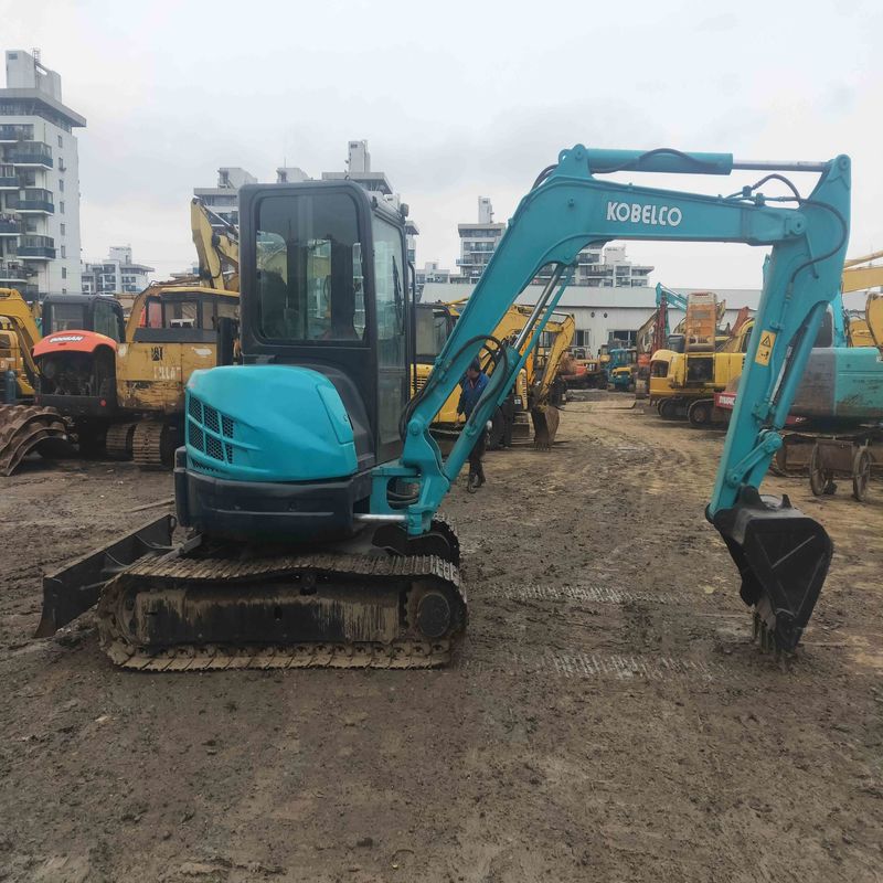 소규모 작업에 사용되는 Kobelco Digger SK55 중고용 미니 발굴기
