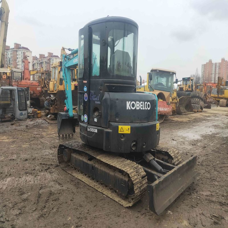 소규모 작업에 사용되는 Kobelco Digger SK55 중고용 미니 발굴기