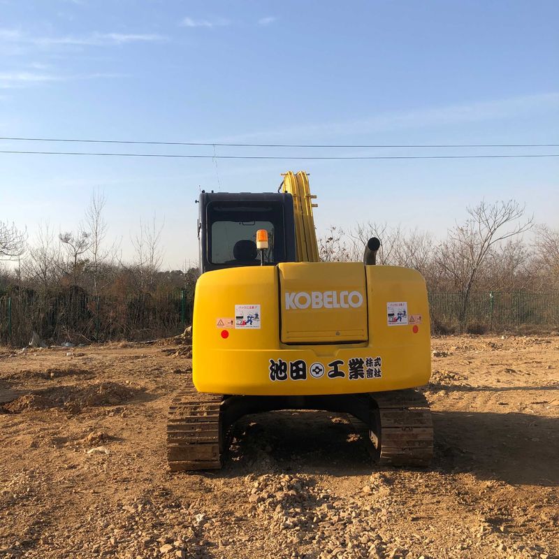 소규모 작업에 사용되는 Kobelco Digger SK75 중고용 미니 발굴기