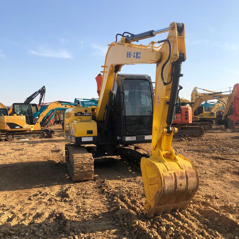 소규모 작업에 사용되는 Kobelco Digger SK75 중고용 미니 발굴기