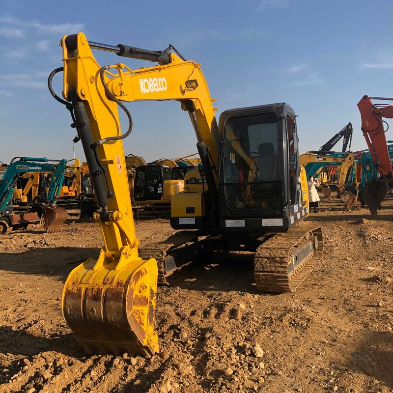 소규모 작업에 사용되는 Kobelco Digger SK75 중고용 미니 발굴기