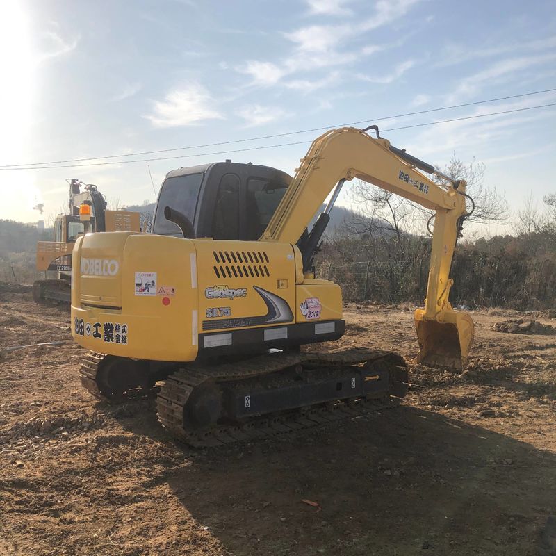 소규모 작업에 사용되는 Kobelco Digger SK75 중고용 미니 발굴기