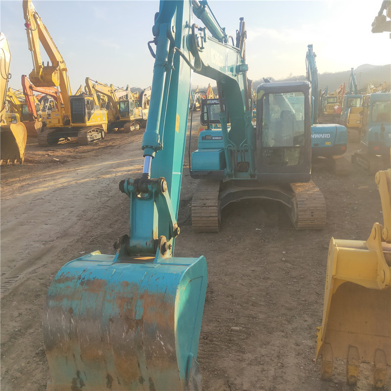 사용 된 Kobelco Digger SK130 중고 13톤 소형 크롤러 발굴기 74kw