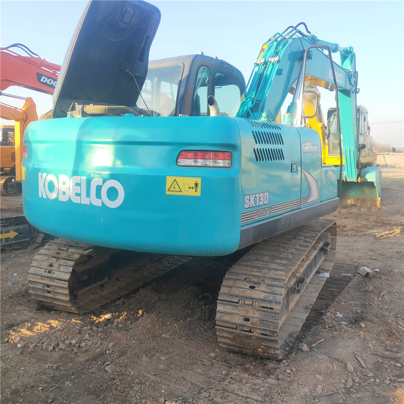 사용 된 Kobelco Digger SK130 중고 13톤 소형 크롤러 발굴기 74kw
