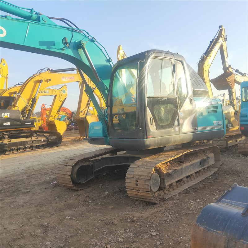 사용 된 Kobelco Digger SK130 중고 13톤 소형 크롤러 발굴기 74kw
