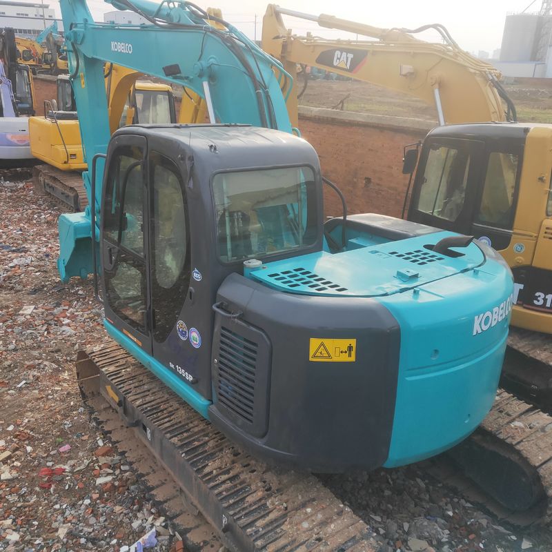 사용 된 Kobelco Digger SK135 중형 크롤러 발굴기