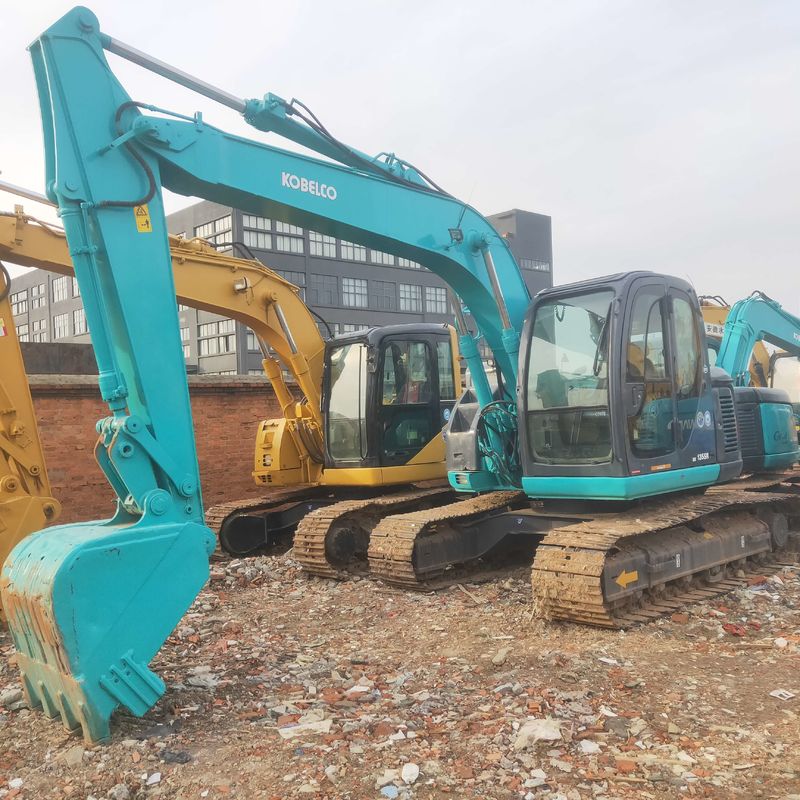사용 된 Kobelco Digger SK135 중형 크롤러 발굴기