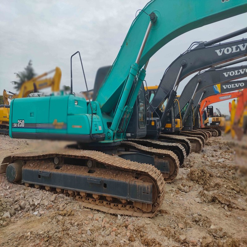 사용 된 Kobelco Digger SK250-8 중력 25톤 중형 크롤러 발굴기 131kw
