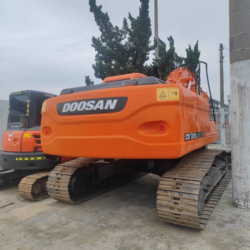 사용 된 Doosan DX225 Digger 22.5톤 중형 크롤러 발굴기