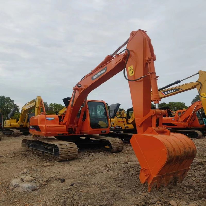 사용 된 Doosan Digger DX150LC 중형 15톤 크롤러 발굴기