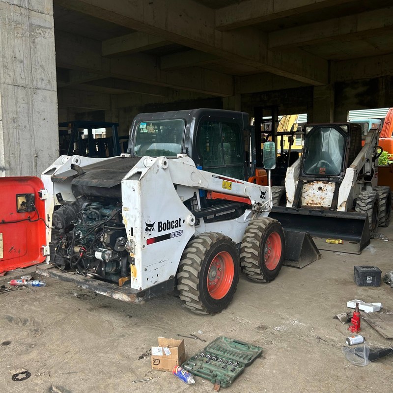 Bob S550은 50.7KW 2995kg을 이동하는 지구용 스키드 조종 장치 장비 로더를 사용했습니다.