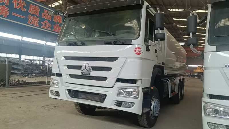 시노트룩 호우 371 오일 트럭 탱커 2000L 6x4 연료 배달을 위해 중고
