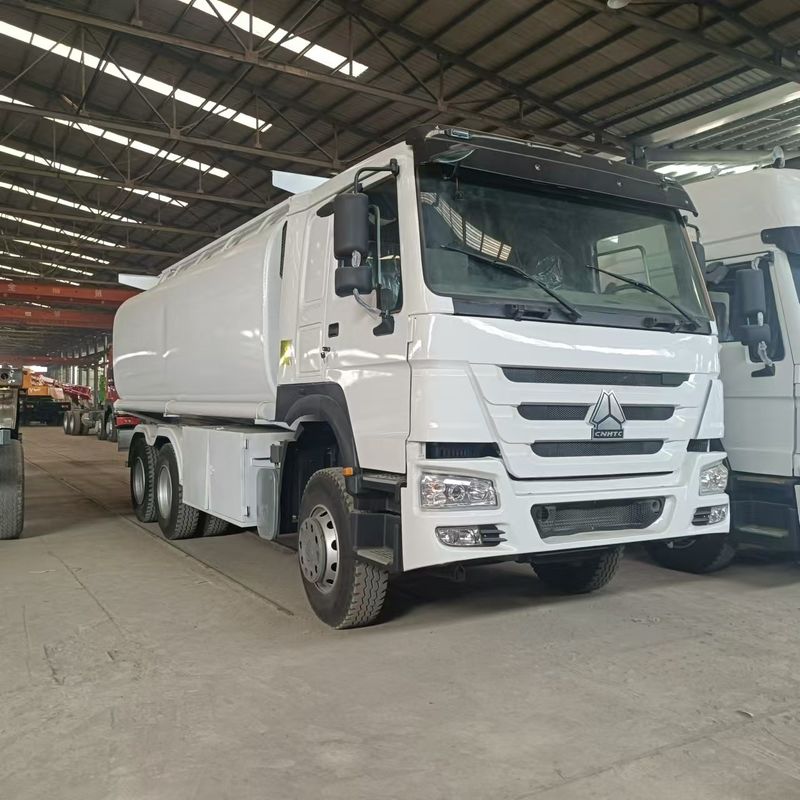 시노트룩 호우 371 오일 트럭 탱커 2000L 6x4 연료 배달을 위해 중고