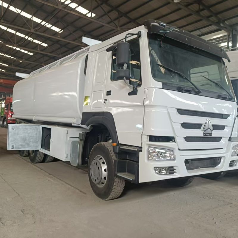 시노트룩 호우 371 오일 트럭 탱커 2000L 6x4 연료 배달을 위해 중고